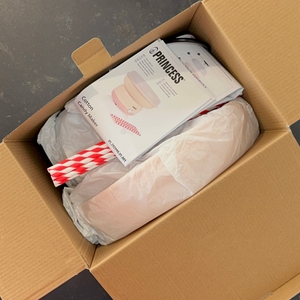 Die getestete Zuckerwattemaschine von Princess im Karton.