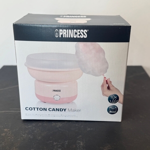 Karton der getesteten Zuckerwattemaschine von Princess auf einer Arbeitsfläche.