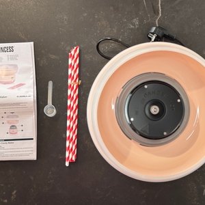 Lieferumfang der getesteten Zuckerwattemaschine von Princess.