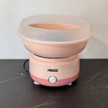 Die getestete Zuckerwattemaschine von Princess auf einer Arbeitsfläche.