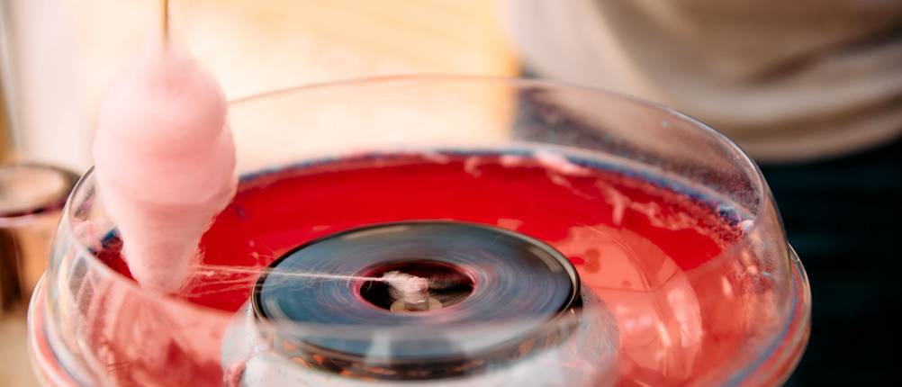 Zuckerwattemaschine im Test: In einer Zuckerwattemaschine wird gerade Zuckerwatte hergestellt.