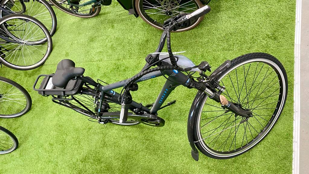 Im Test: Ein Zündapp-E-Bike von oben betrachtet steht auf grünem Kunstrasen.