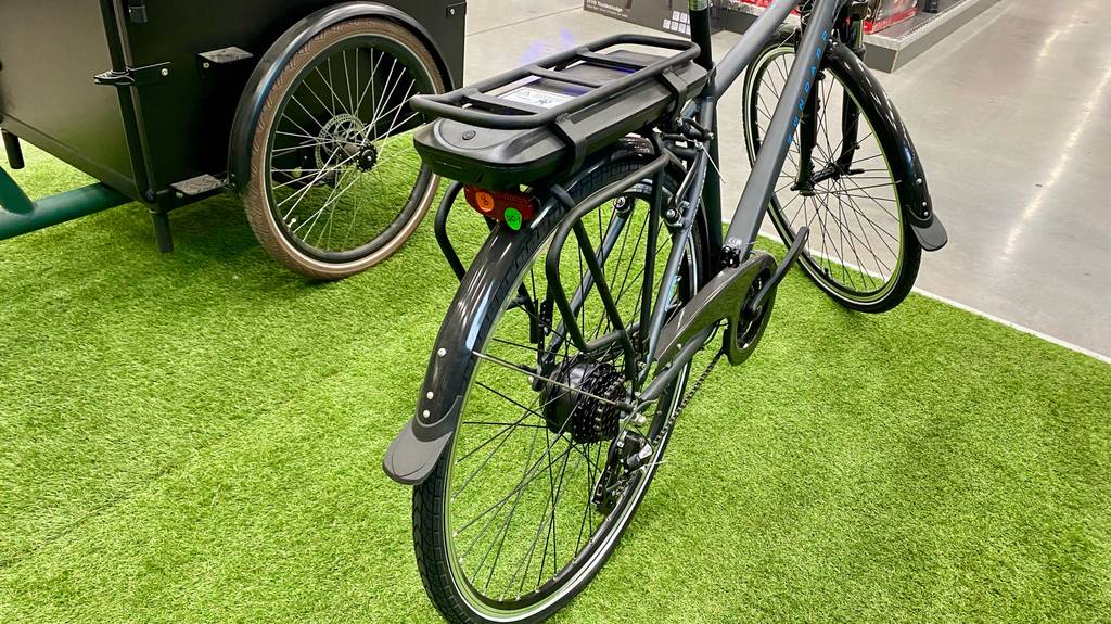 Zündapp-E-Bike getestet: Ansicht von hinten mit Blick auf den Hinterreifen mit Schutzblech und Gepäckträger.