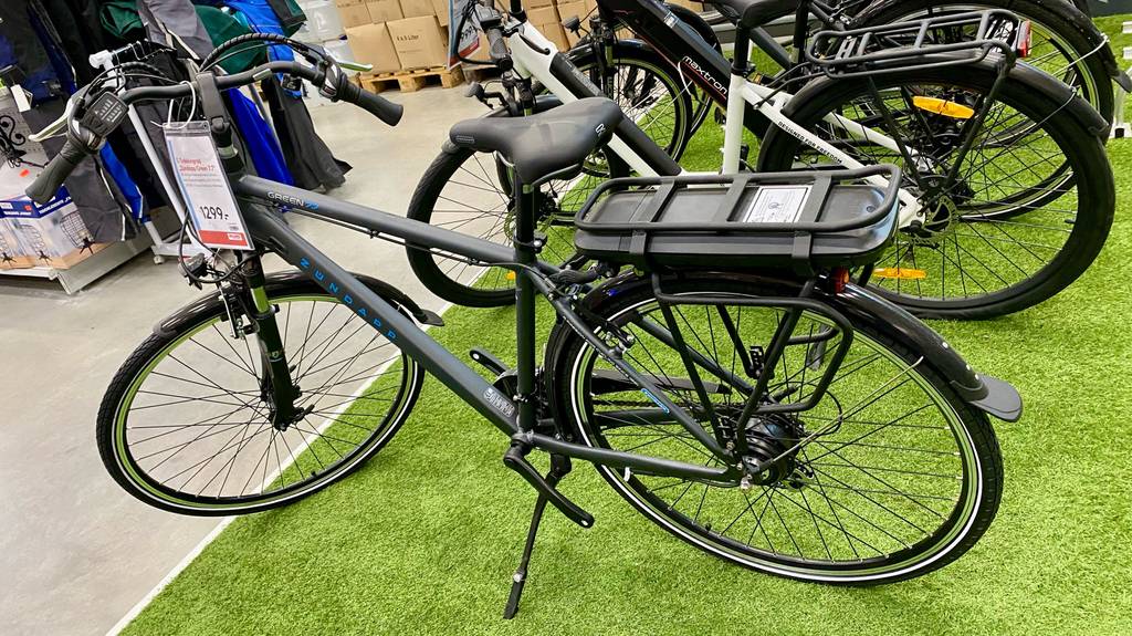 Seitenansicht eines getesteten Zündapp-E-Bikes, das mit einigen anderen Rädern auf Kunstrasen steht.