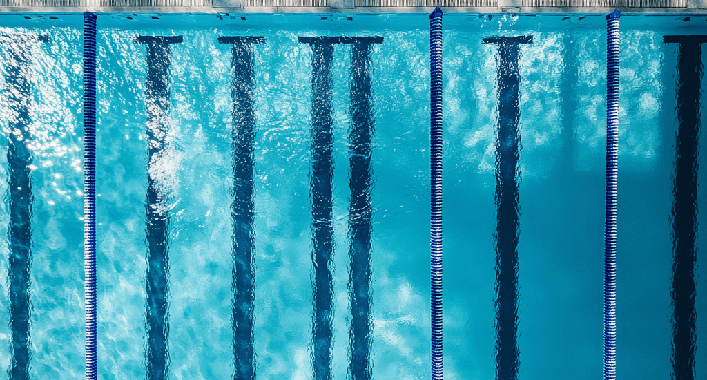 Zugseil Schwimmen Test: Drohnenaufnahme von einem Pool mit Schwimmbahnen. 
