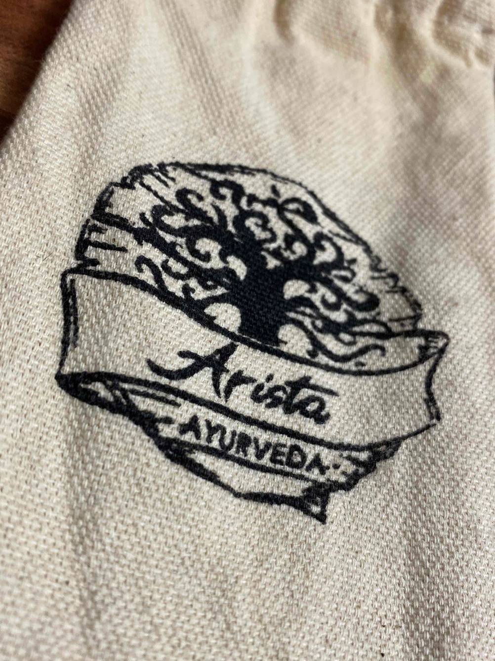 Im Test: Nahaufnahme des Logos auf dem Aufbewahrungsbeutel eines Zungenreinigers.