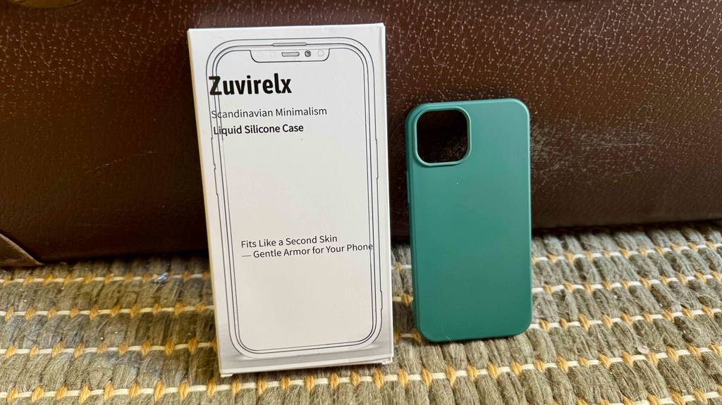 Eine getestete iPhone-13-mini-Hülle steht neben der Originalverpackung.