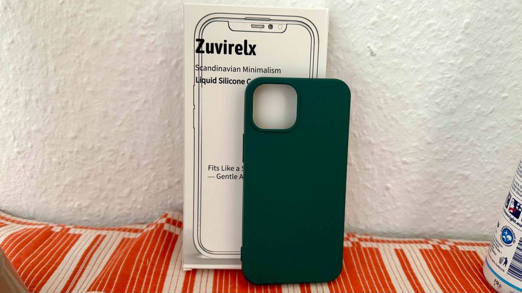 iPhone-13-mini-Hülle im Test: Eine Hülle steht vor der Verpackung.
