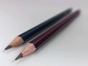 Zwei Bleistifte liegen nebeneinander.