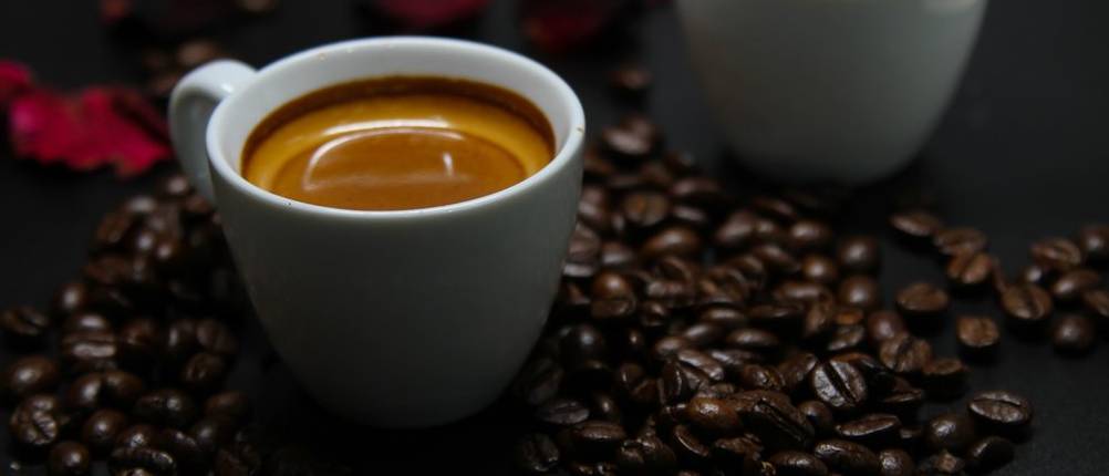 Zwei Tassen Espresso mit Bohnen