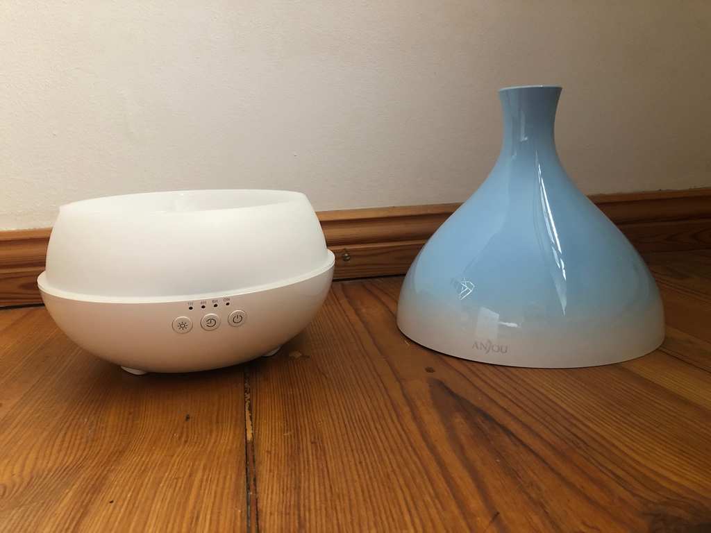 Offener Wassertank bei einem Diffuser, Oberteil liegt auf dem Boden daneben.