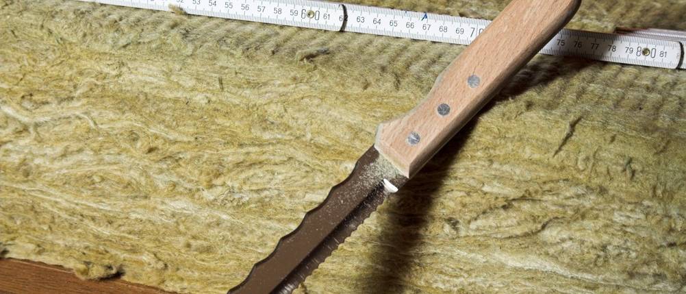 zweischneidiges-dämmstoffmesser-mit-wolle