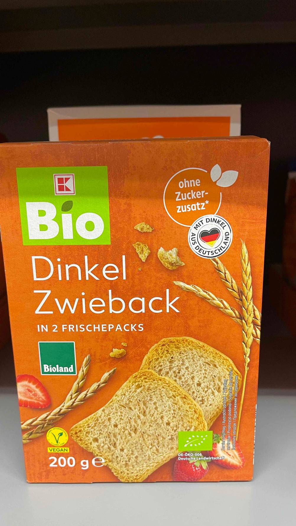 Auf einer Packung getesteter Zwieback ist ein großes Bio-Siegel.