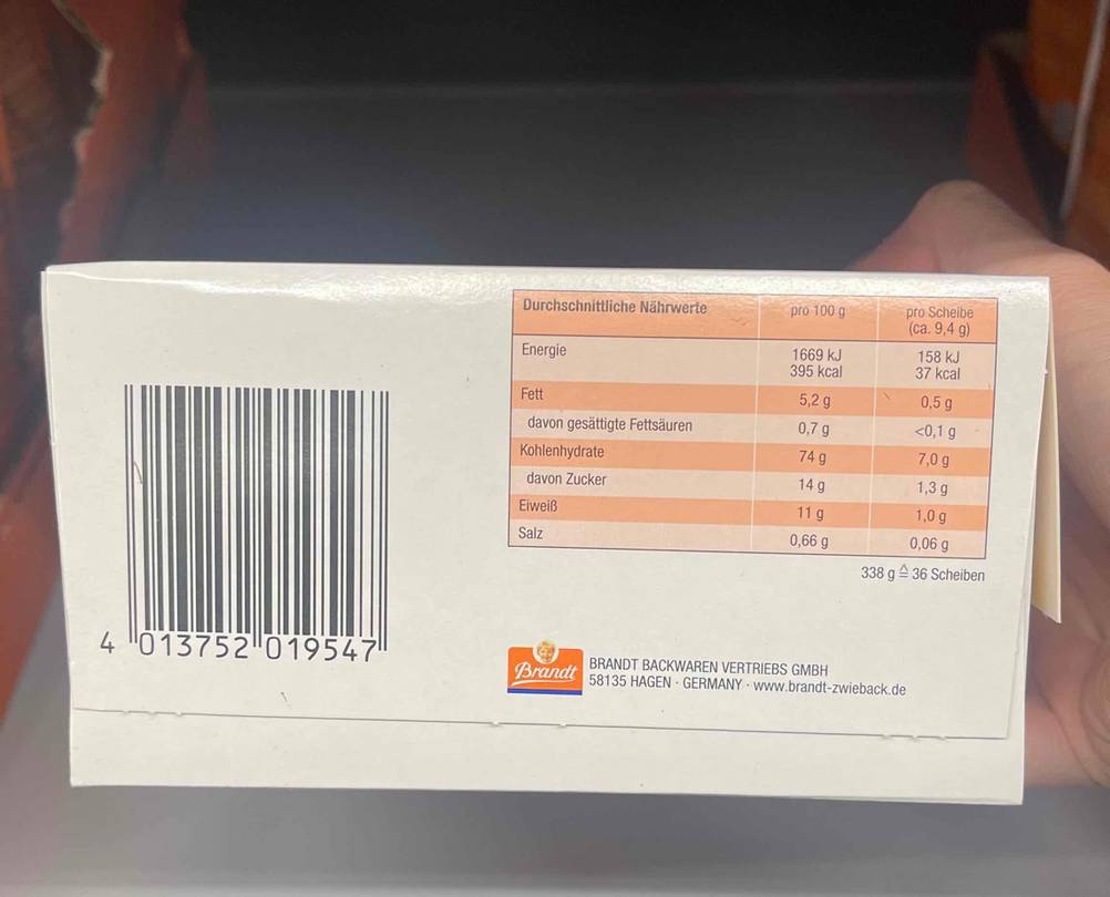 Auf der Unterseite der Packung von getestetem Zwieback stehen die Nährwerte.