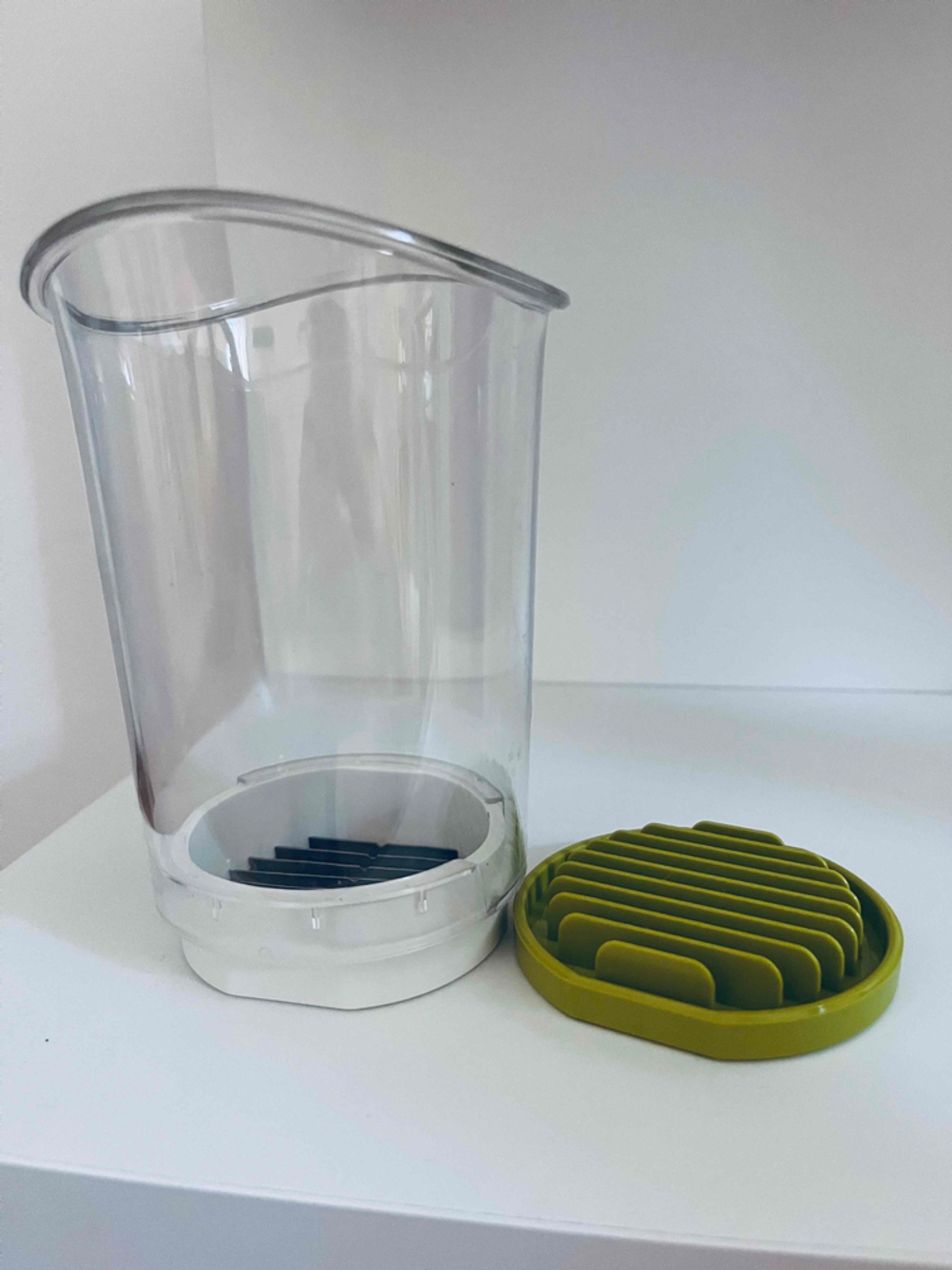 Getesteter Zwiebelschneider mit Raspeleinsatz. 