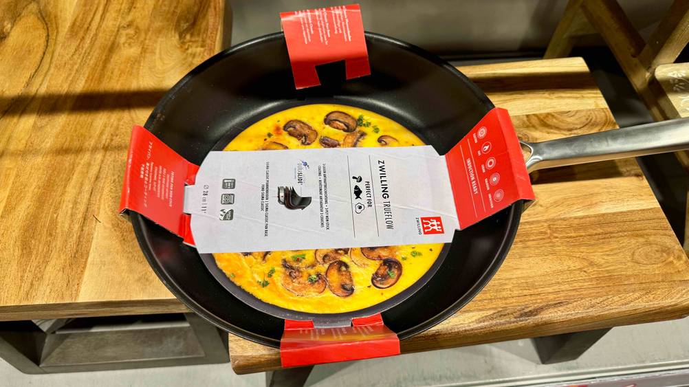 Eine gestestete Zwilling-Pfanne auf einem Holzbrett von schräg oben.