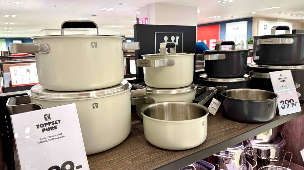 Getestet: Das Zwilling-Topfset in beige auf einem Holzregal.