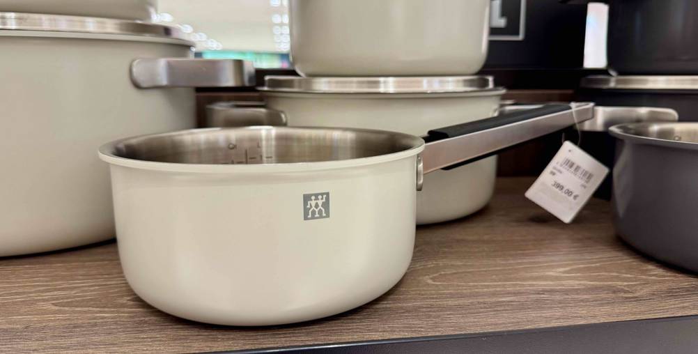 Nahaufnahme eines der Töpfe des Zwilling-Topfset im Test von der Seite.