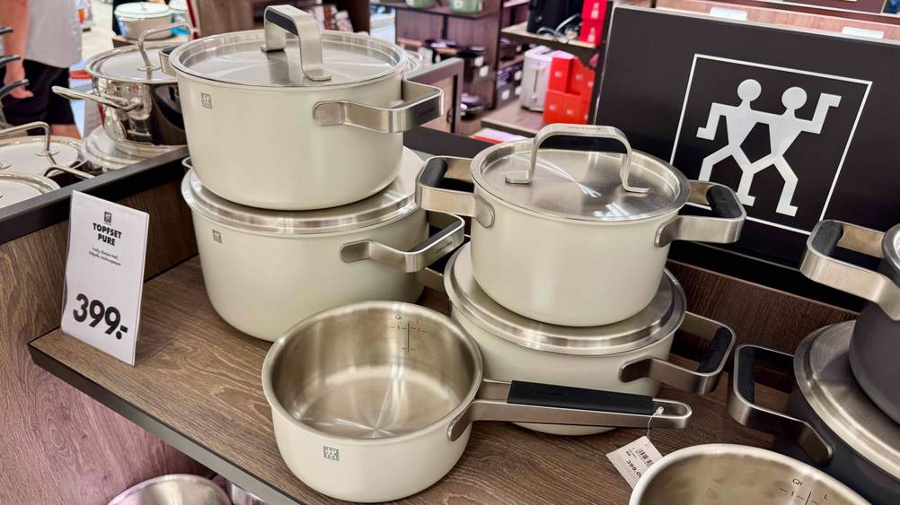 Zwilling-Topfset getestet: Mehrere Töpfe mit Preisschild auf einem Holzregal.