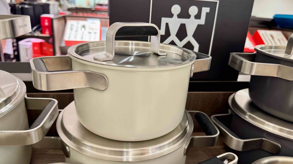 Ein Topf des getesteten Zwilling-Topfset von der Seite.