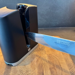 Messer wird aus dem Zwilling 1001799 gezogen