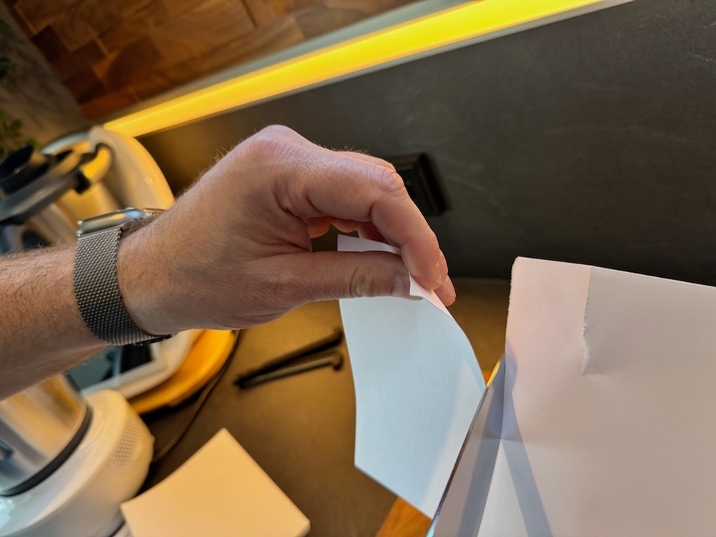 Papier wird nach dem Schleifen mit dem Zwilling 1001799 geschnitten