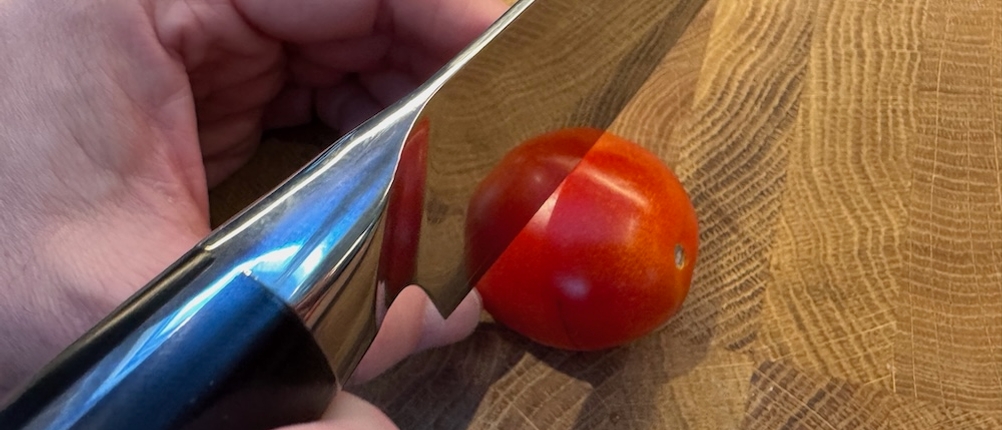 Messer schneidet Tomate vor dem Schleifen mit dem Zwilling 1001799