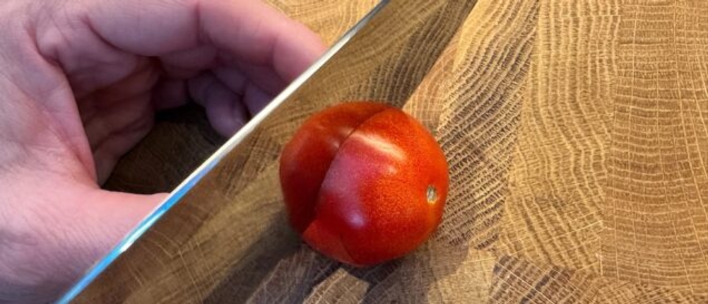 Tomate wird nach dem Schleifen mit dem Zwilling 1001799 geschnitten