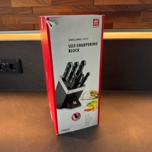 Der Karton vom Zwilling 1002451 steht auf einer Küchenarbeitsplatte.