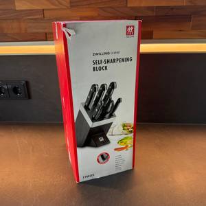 Der Karton vom Zwilling 1002451 steht auf einer Küchenarbeitsplatte.