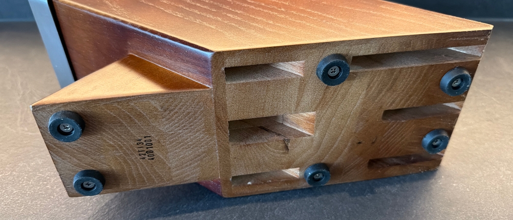 Die Unterseite vom Messerblock des Zwilling 1002451.