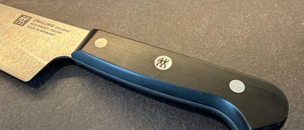 Ein Griff von einem Messer des Zwilling-1002451-Messersets.