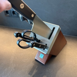 Eine Hand zieht ein Messer aus dem Messerblock vom Zwilling 1002451.