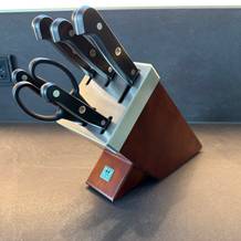 Das Zwilling 1002451 steht auf einer Küchenarbeitsplatte.