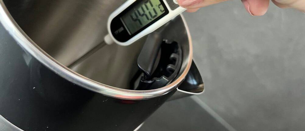 Temperaturmesser im Wasserkocher, Anzeige 44 Grad Celsius