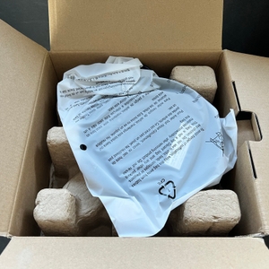 Geöffneter Karton mit dem Zwilling-1002478