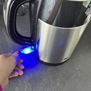 Blaues Licht am Knopf während des Betriebs des Zwilling-1002478