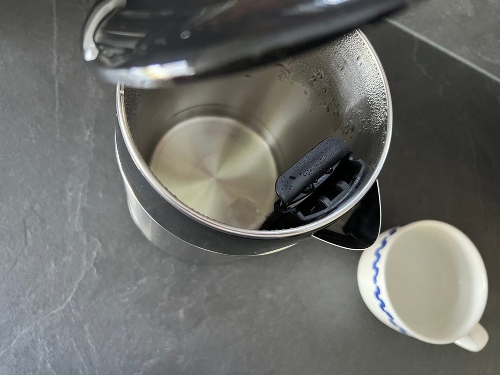 Hohe Dampfendwicklung beim Zwilling-1002478 und Innenansicht nach dem Wasser aufkochen