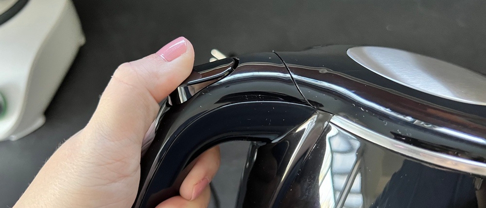 Finger drückt auf Druckknopf beim Zwilling-1002478