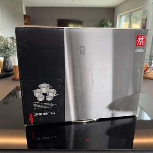 Zwilling Flow Induktions-Kochtopfset verpackt in Karton auf einem Herd