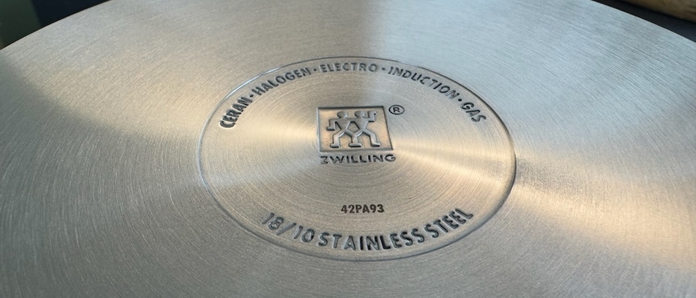 Unterseite eines Zwilling Flow Topfes mit Symbolen zur Herdkompatibilität.