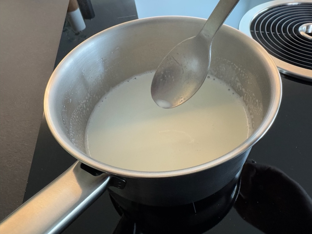 Milch aufkochen in einem Topf des Sets Zwilling Flow