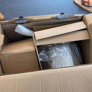 Zwilling Flow Induktions-Kochtopfset verpackt in einem Karton mit Schutzmaterial.