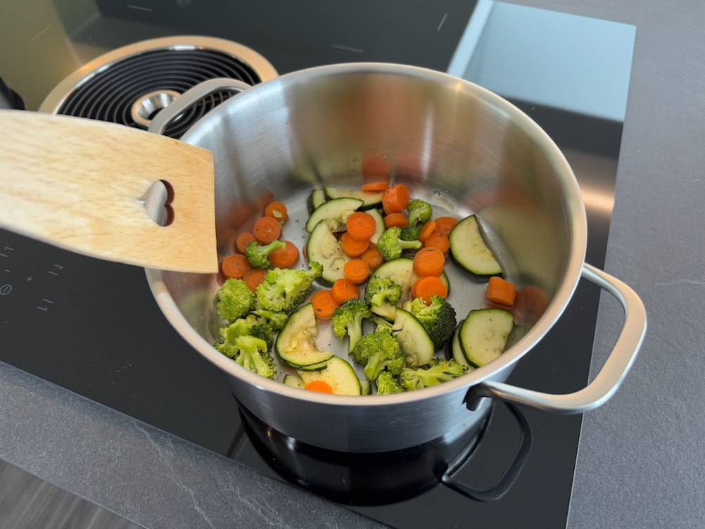 Zwilling Flow Kochtopf während des Dünstens auf Induktionskochfeld.