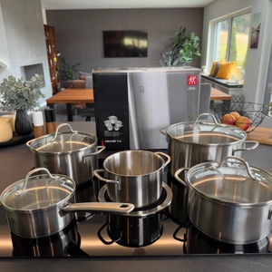 Kochtopfset Zwilling Flow mit 5 Töpfen in verschiedenen Größen nebeneinander aufgestellt.