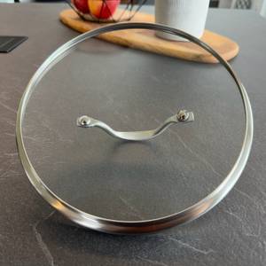 Seitlich abgelegter Glasdeckel von Zwilling Flow ohne Nachtropfen nach dem Dünsten.