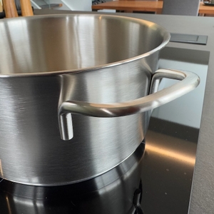 beschichtete Edelstahl-Außenseite des Zwilling Flow