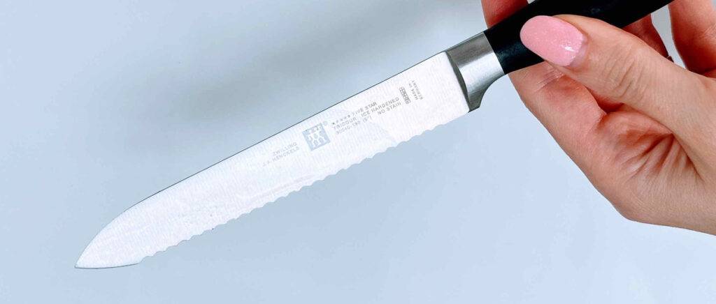 Detailansicht des Markenzeichens auf der Edelstahlklinge eines getesteten Zwilling-Messers.