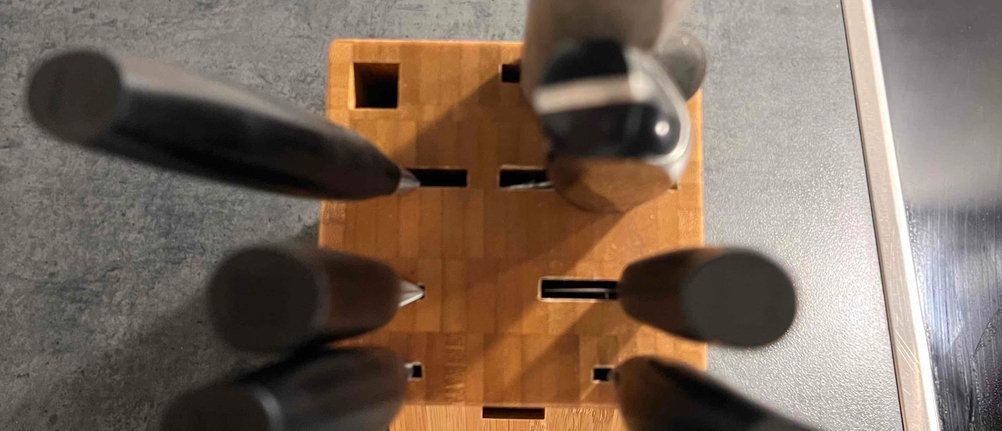 Zwilling-Messerblock aus Holz mit Messern von oben.
