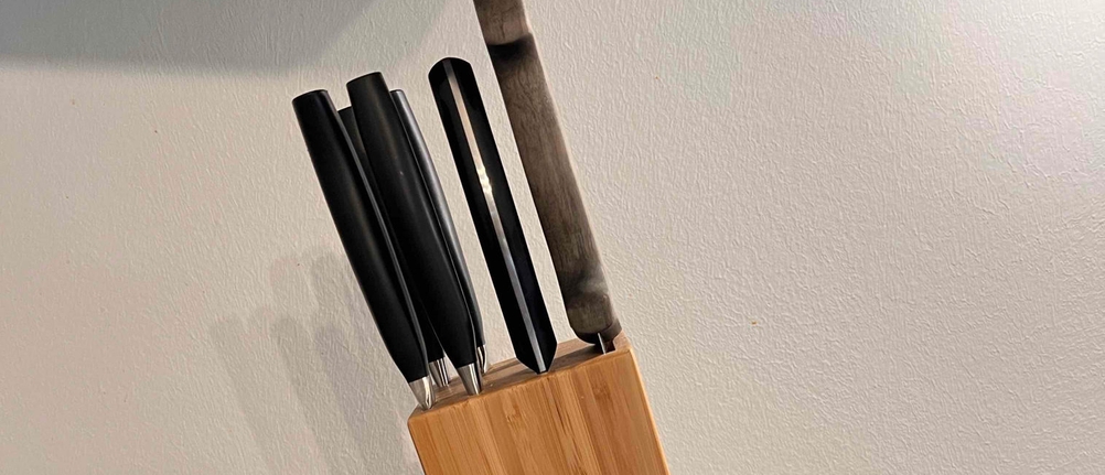 Seitenansicht des Zwilling-Messerblocks aus Holz. 